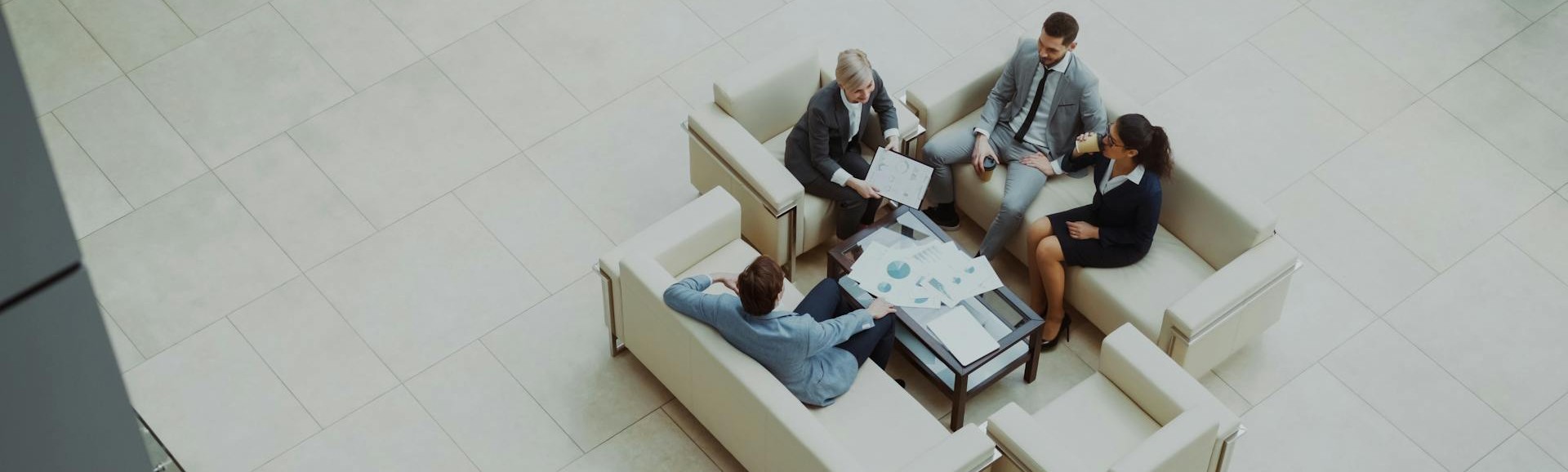 Structurer l’entreprise sans tout faire reposer sur le dirigeant Échange entre dirigeants illustrant la structuration d’une entreprise TPE PME